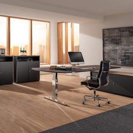 Büro mit Tisch und Stuhl