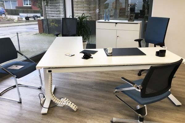 Eckschreibtisch bei Heskamp in Messingen