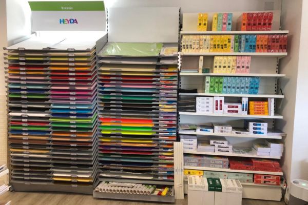 Bastelkarton in verschiedenden Farben bei Heskamp in Messingen
