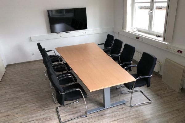Konferentisch mit Bildschirm bei Heskamp in Messingen