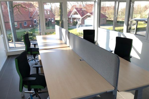 Schreibtische mit Trenner bei Heskamp in Messingen